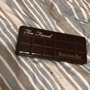 Ligthly used CHOCOLATE BAR TOO FACED PALLETE